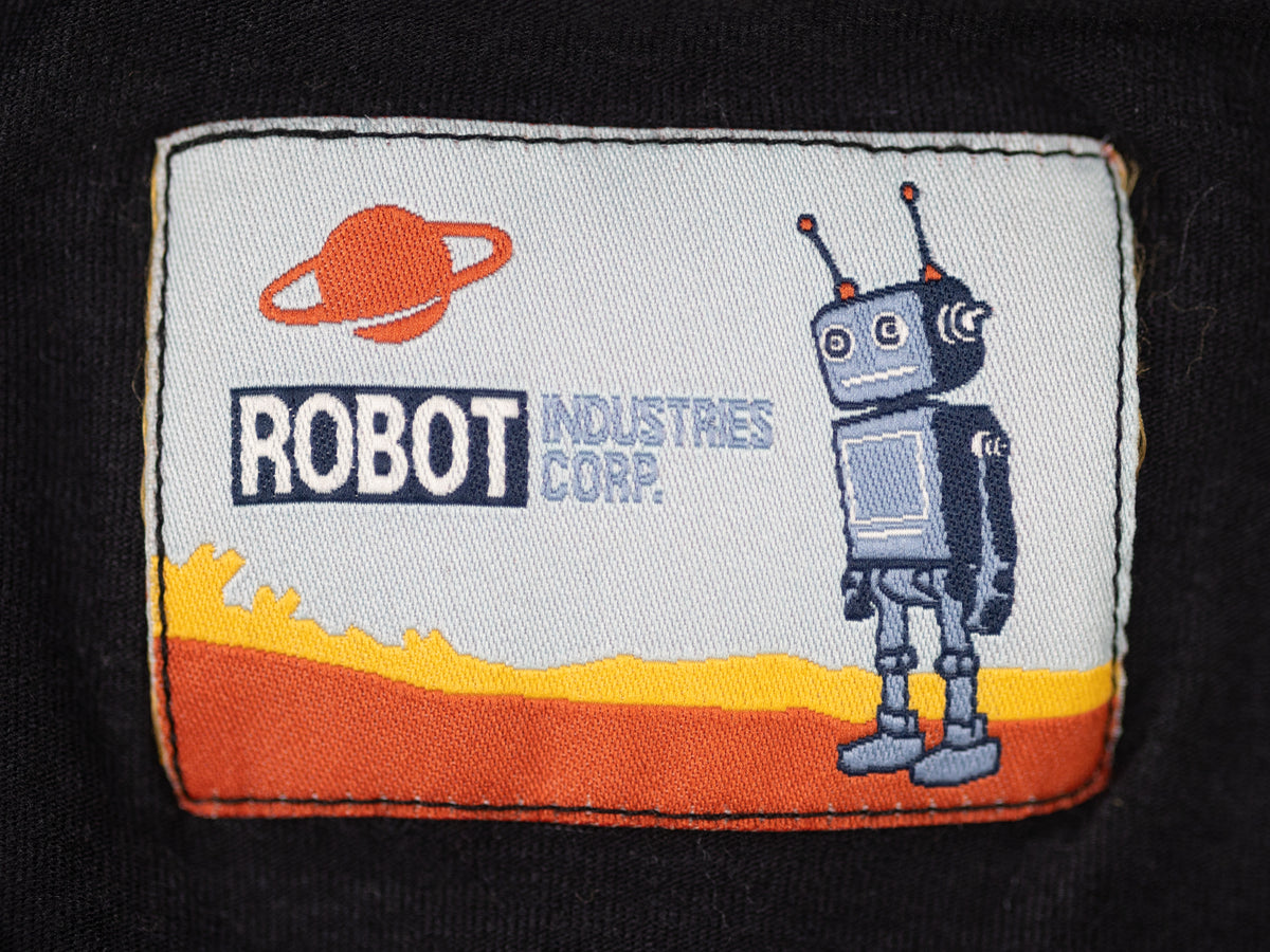Robot Golf Black Basic tee, lifestyle view.