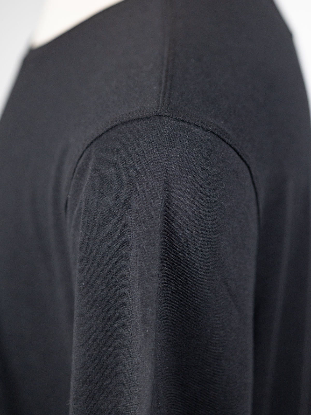 Robot Golf Black Basic tee, lifestyle view.